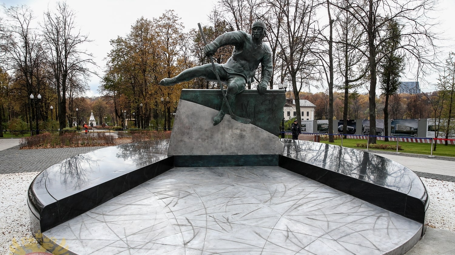 Памятник Валерию Харламову открыт на Аллее славы в Лужниках